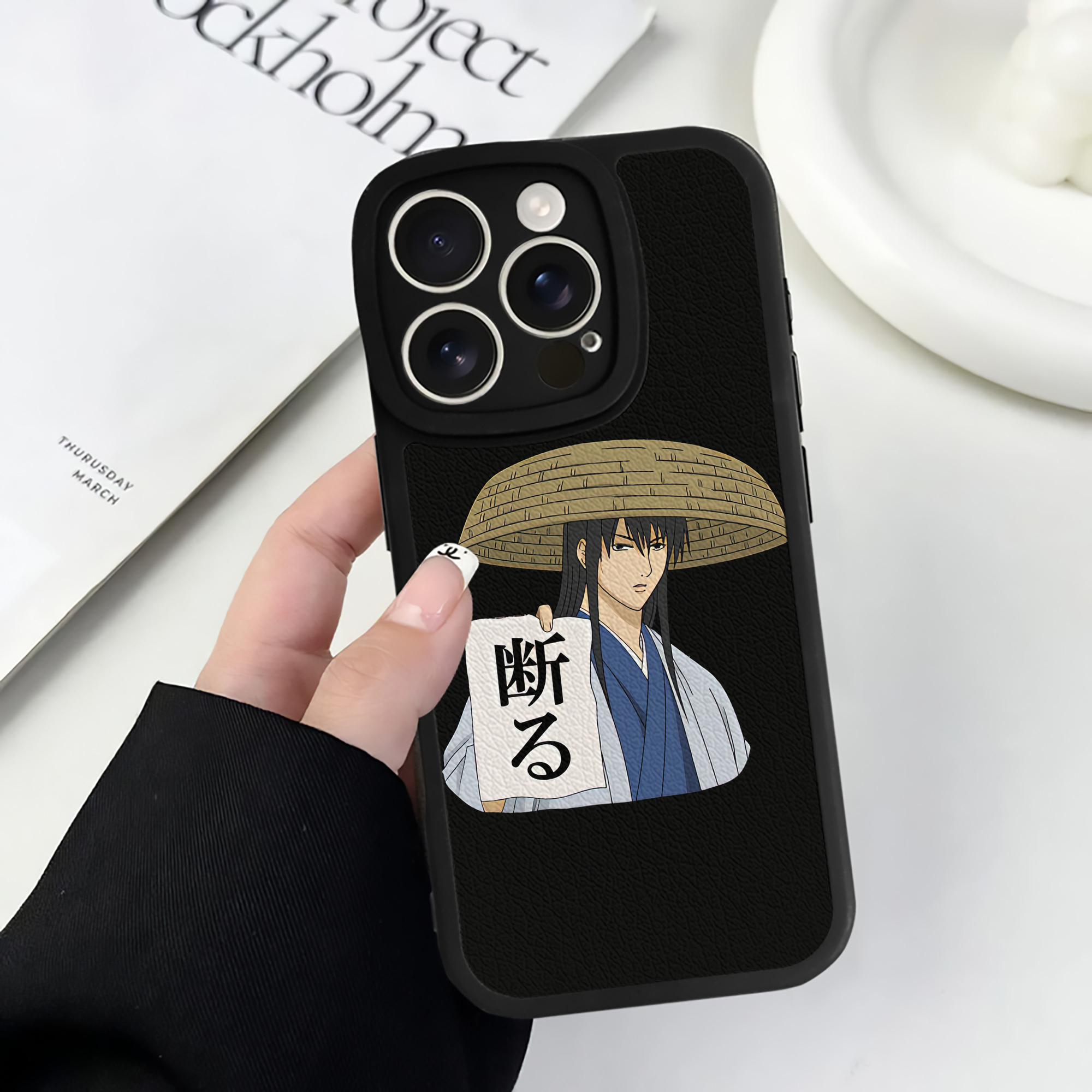 （画像用） ぎんたま 坂田銀時（さかたぎんとき） 神楽 志村新八（しむら しんぱち） GINTAMA Sakata Gintoki Kagura Shimura Shinpachi 【iPhone 16シリーズ対応】シリコンスマホケース（レザー調） 材質：シリコン